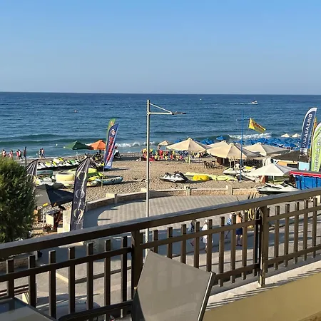 Beachfront Paradise Apartmán *