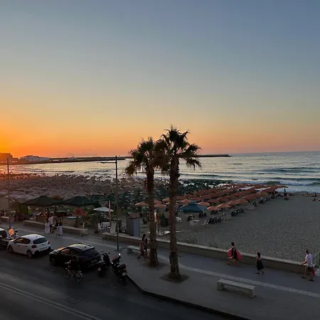 Beachfront Paradise Апартаменти *