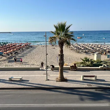 Beachfront Paradise Apartmán *