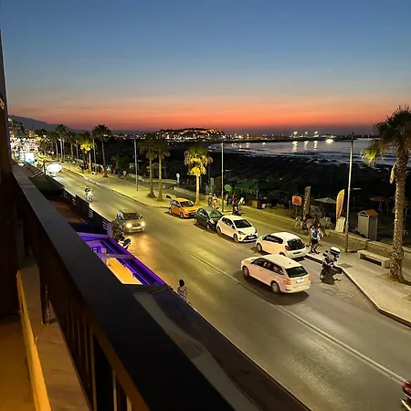 Апартаменти Beachfront Paradise