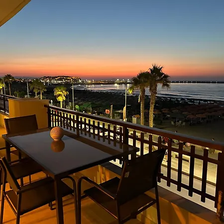 Beachfront Paradise Apartament *